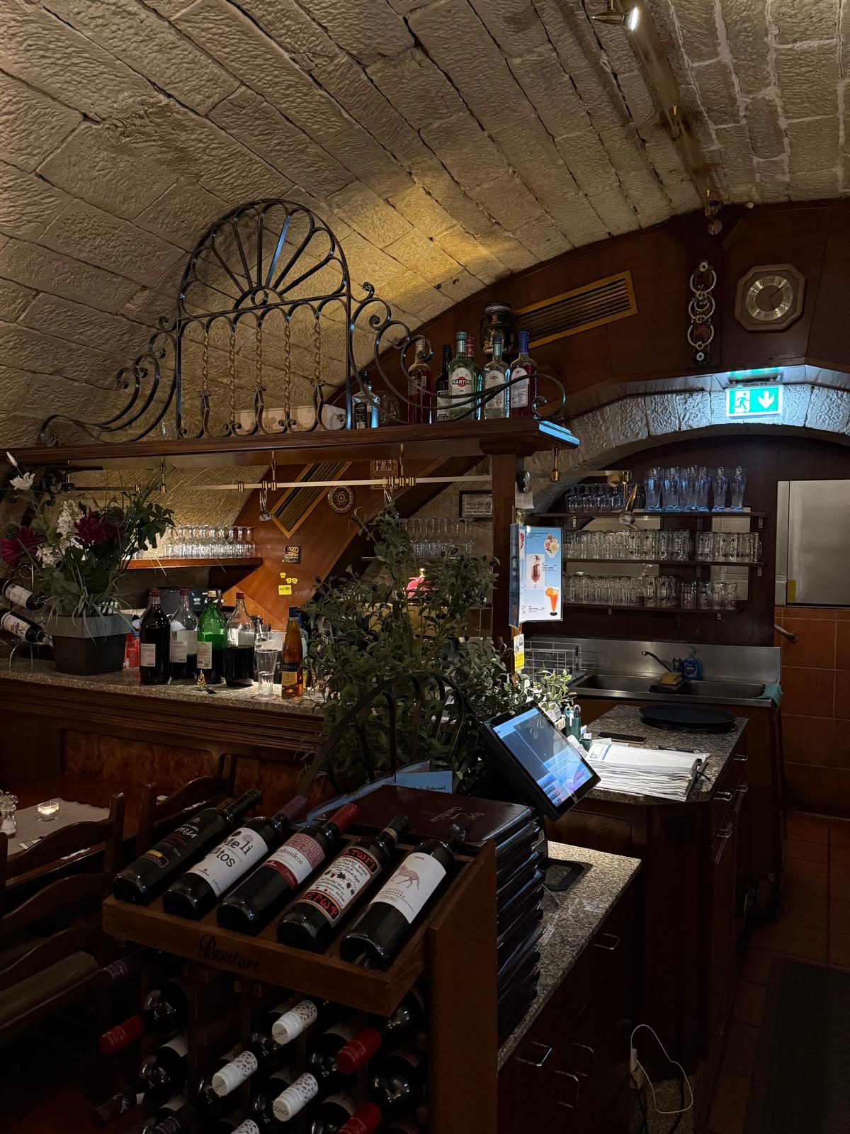 Bar und Weinauswahl im Bacchus Keller